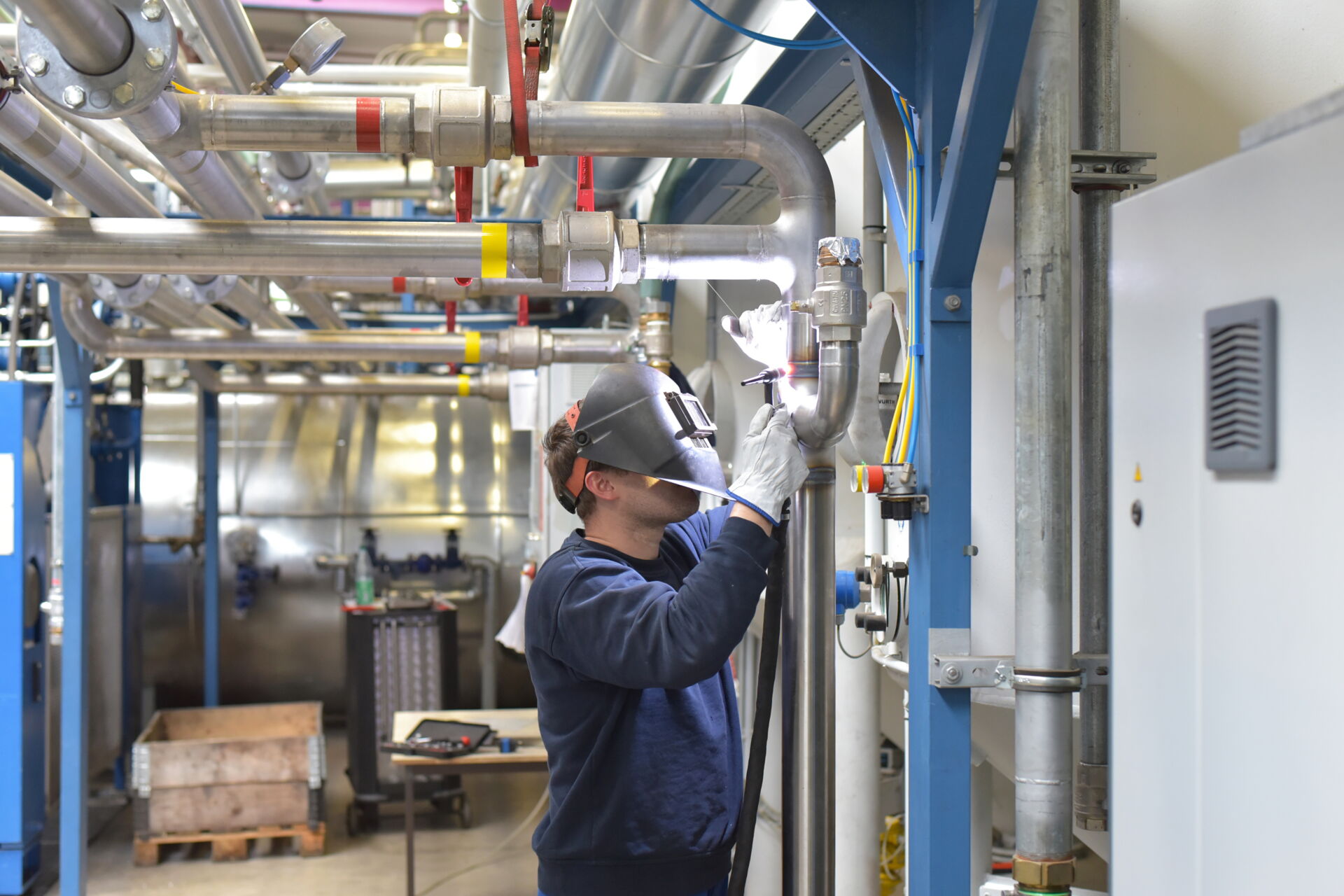 Industriearbeiter bei Montagearbeiten