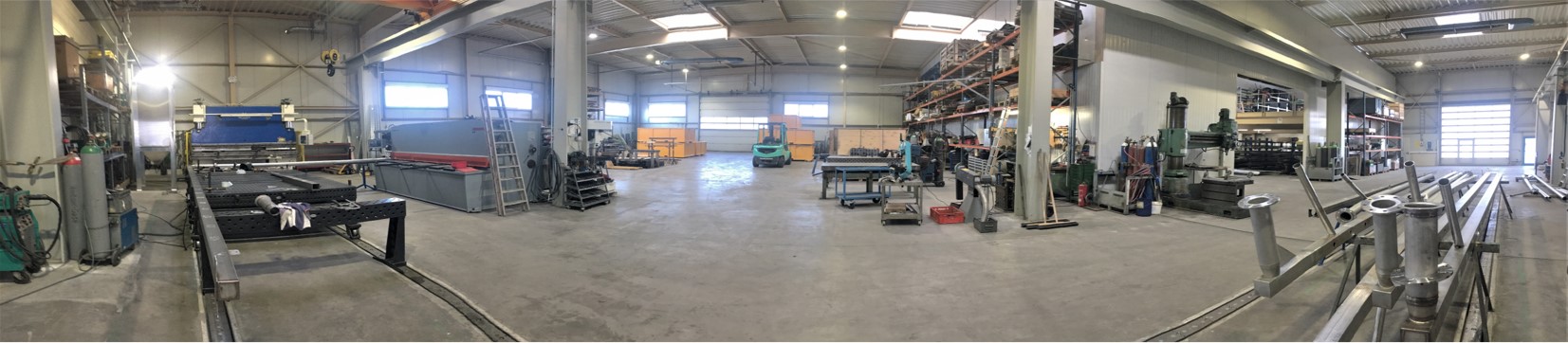 Innenansicht einer Industriehalle mit Anlagen