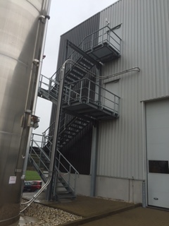 Treppenturm als Fluchttreppe außen am Gebäude